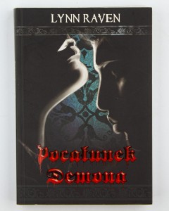 Pocałunek demona, Raven L.